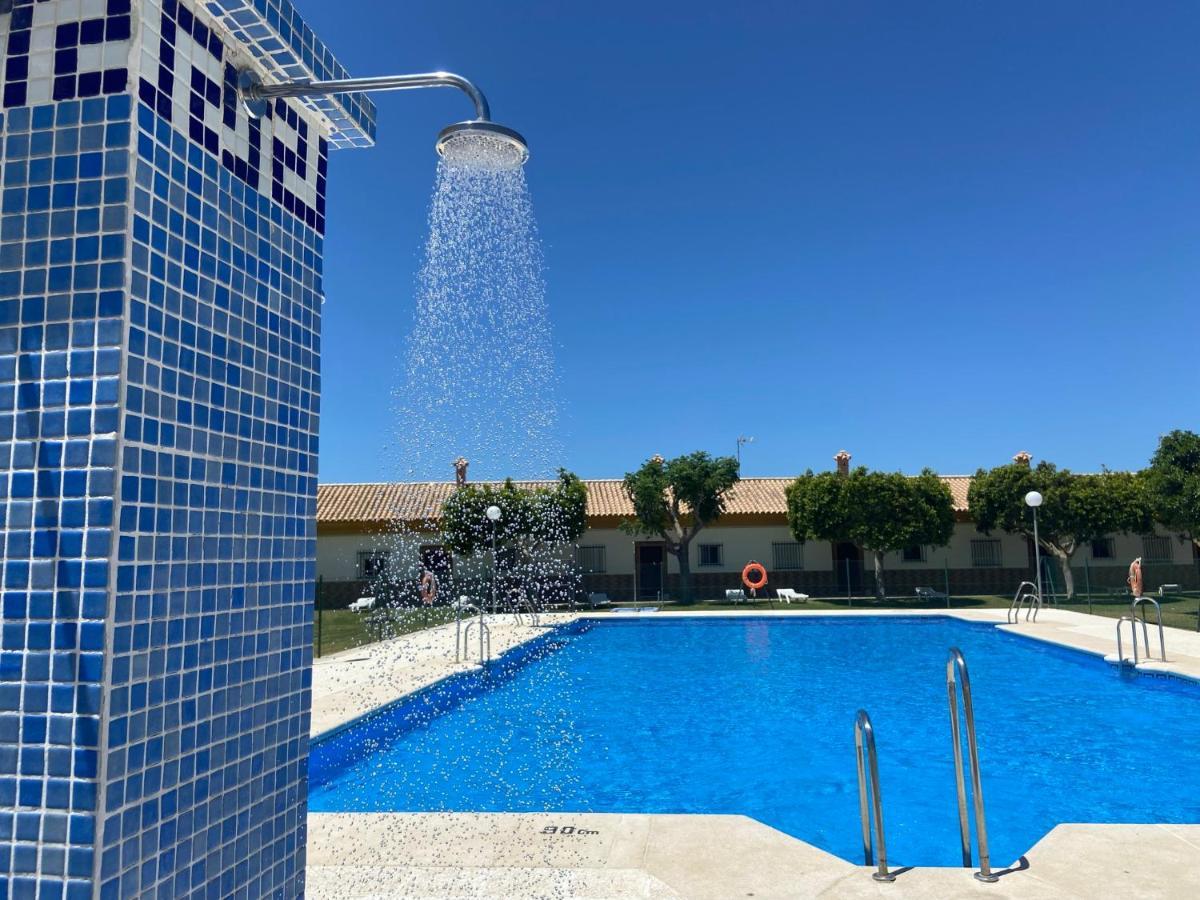 Hostal Los Mellizos Conil De La Frontera Exterior photo Solar shower