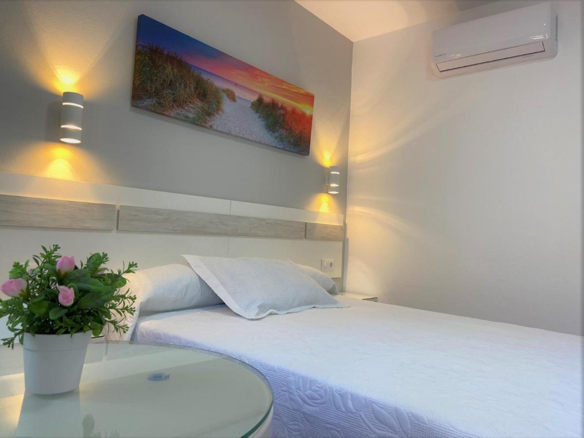 Hostal Los Mellizos Conil De La Frontera Exterior photo A room at the hotel