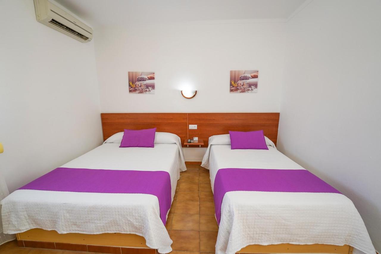 Hostal Los Mellizos Conil De La Frontera Exterior photo A typical hotel room