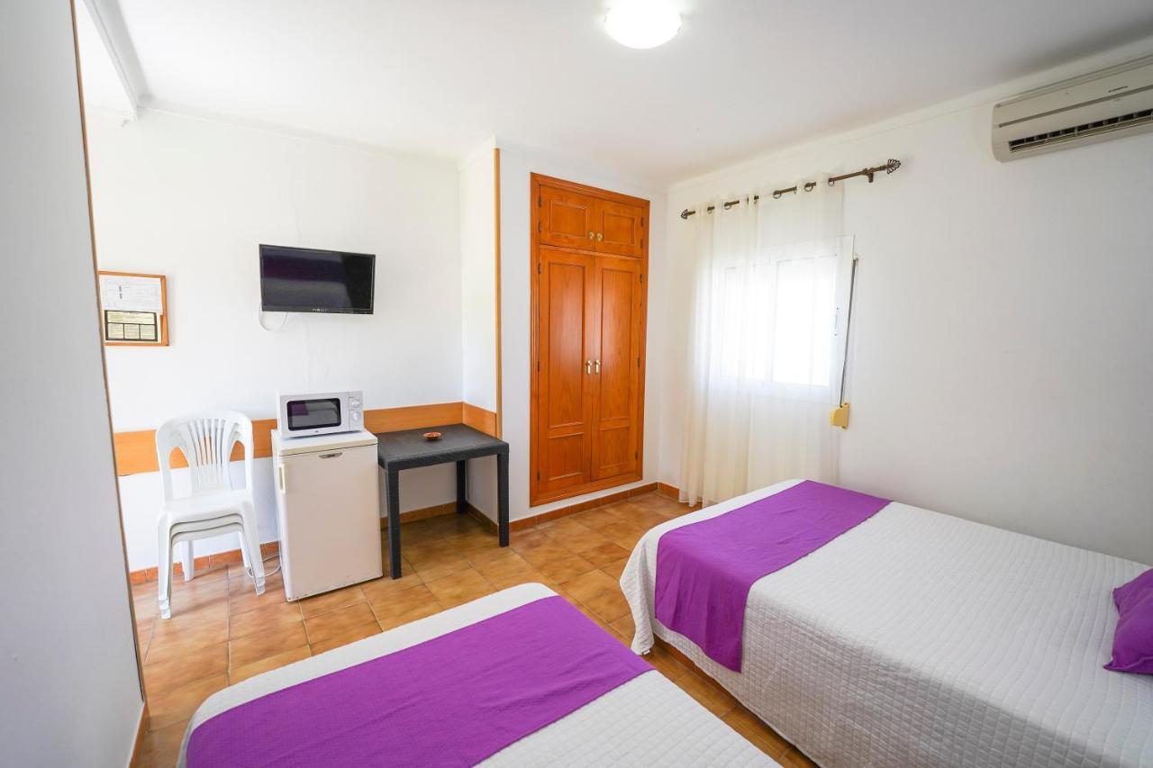 Hostal Los Mellizos Conil De La Frontera Exterior photo A typical room at the hotel
