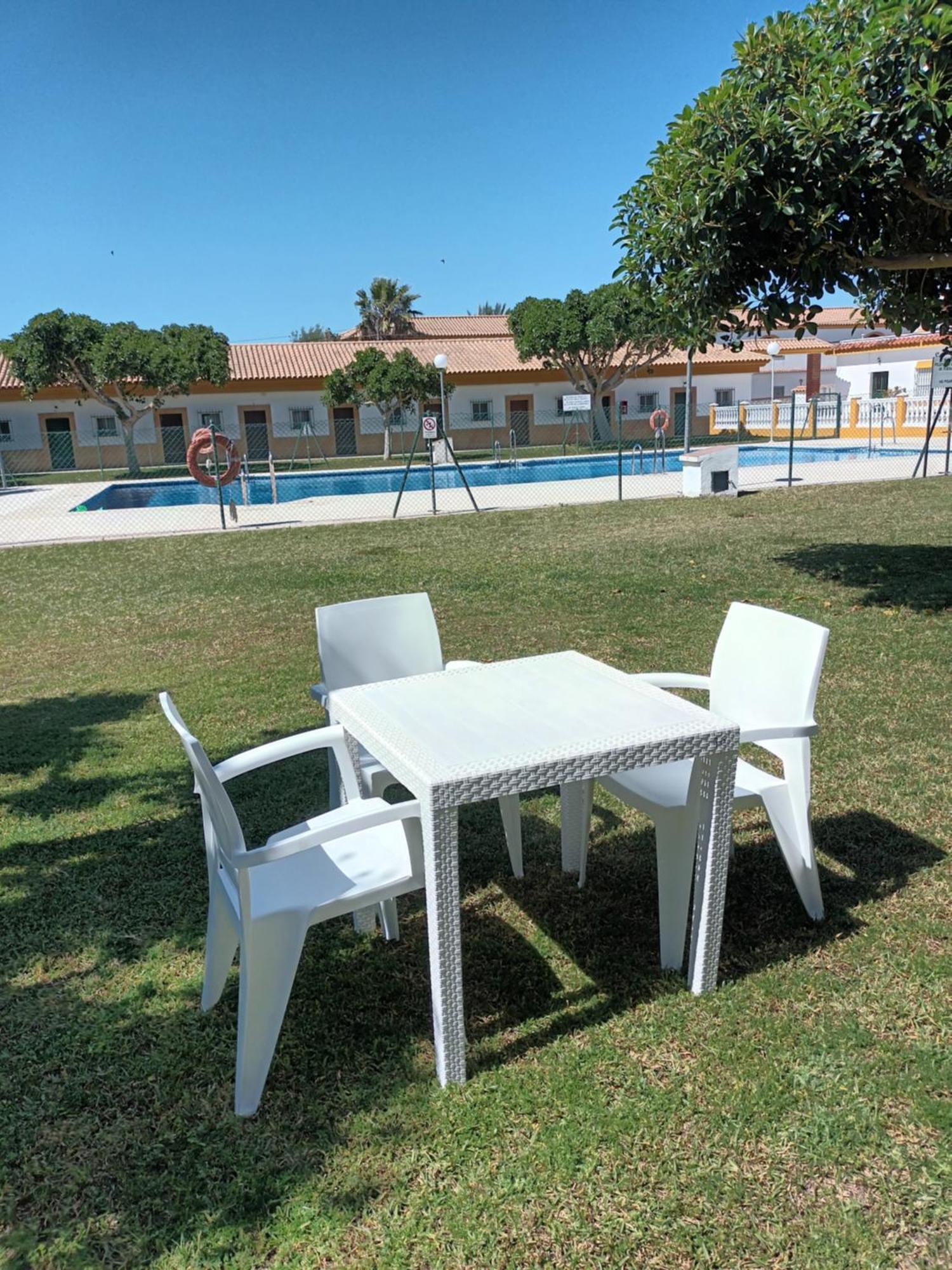 Hostal Los Mellizos Conil De La Frontera Exterior photo Outdoor furniture